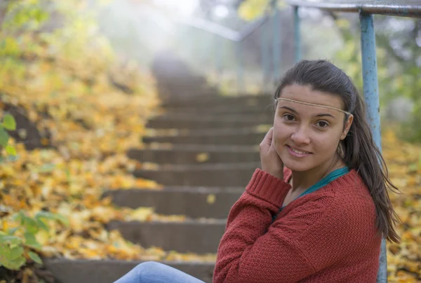 Schönes Mädchen sitzt auf der Treppe — Stockfoto