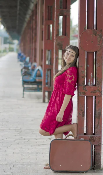 Chica meditativa con maleta esperando en la estación de tren — Foto de Stock