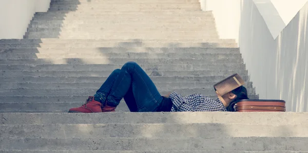 Dormir fille dans les escaliers avec livre — Photo