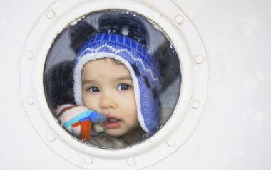 Gemi pencerenin arkasında küçük kız