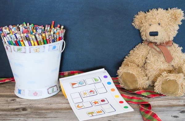 Secchio di matite, vecchio orso e libro da colorare — Foto Stock