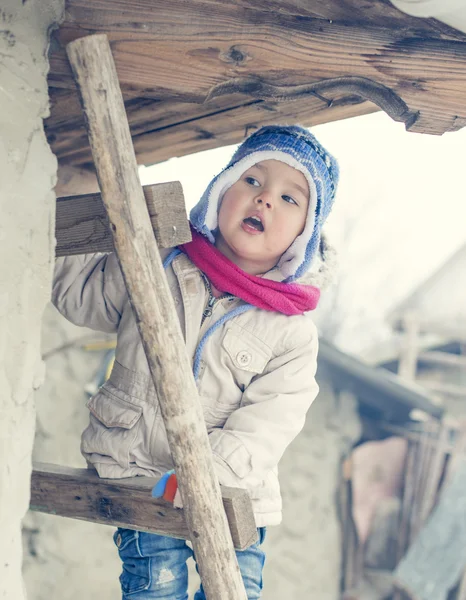 Barnet klättra upp på stegen — Stockfoto