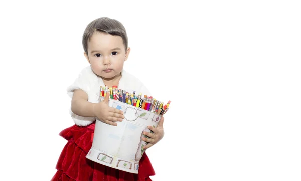 Lilla flickan bär en hink med färgpennor — Stockfoto