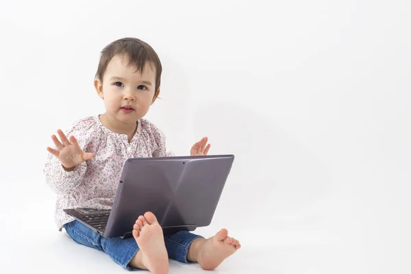 Fille avec ordinateur portable très heureux — Photo