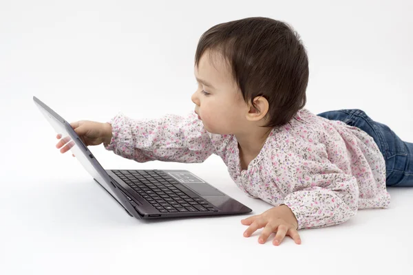 Criança curiosa com notebook — Fotografia de Stock