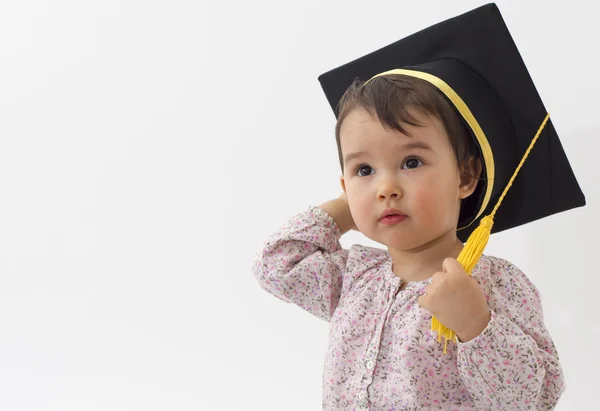 Menina com chapéu de formatura isolado no fundo branco — Fotografia de Stock