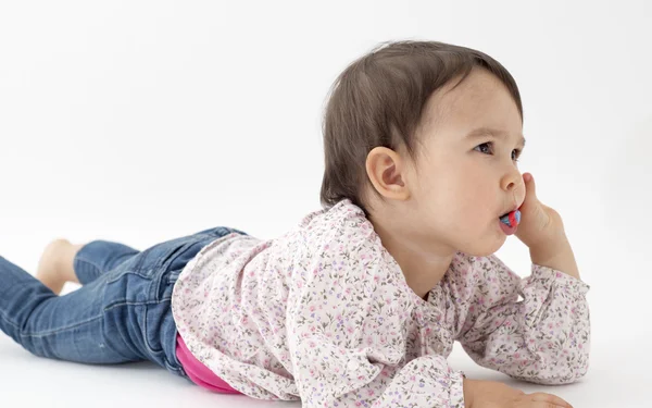 Bebé niña limpia los dientes sobre fondo blanco —  Fotos de Stock