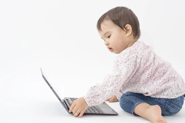 Bambina con tavolo digitale isolato su bianco — Foto Stock