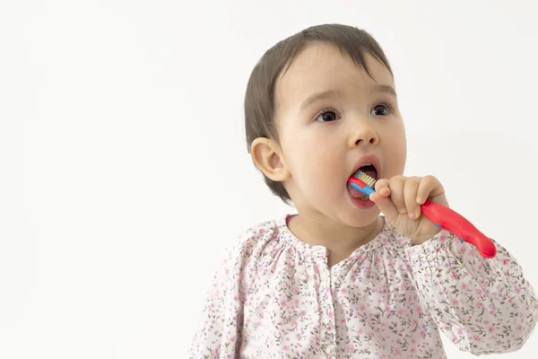 Liten flicka borsta tänderna — Stockfoto