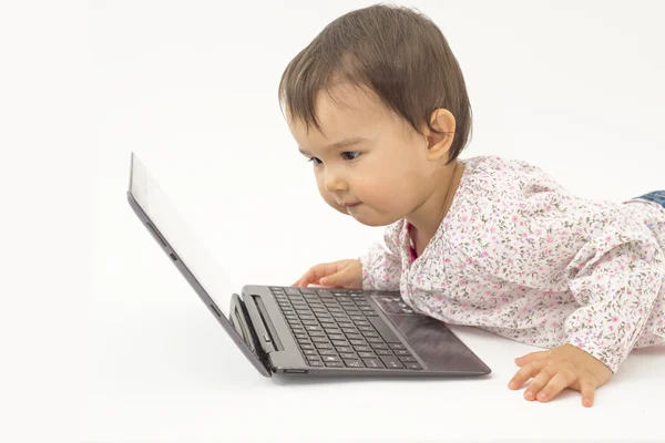 Petite fille avec table numérique isolé — Photo