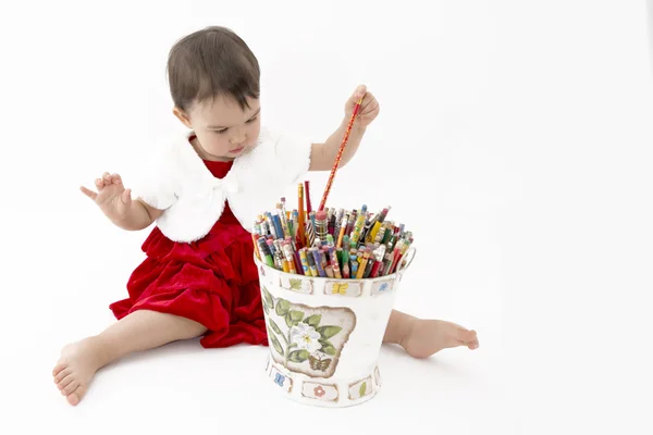 Bambina con un secchio di matite colorate — Foto Stock