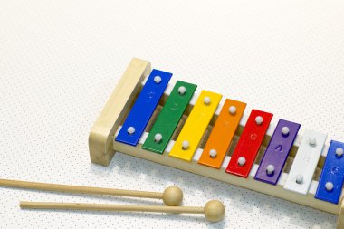 oyuncak ksilofon üzerinde beyaz izole