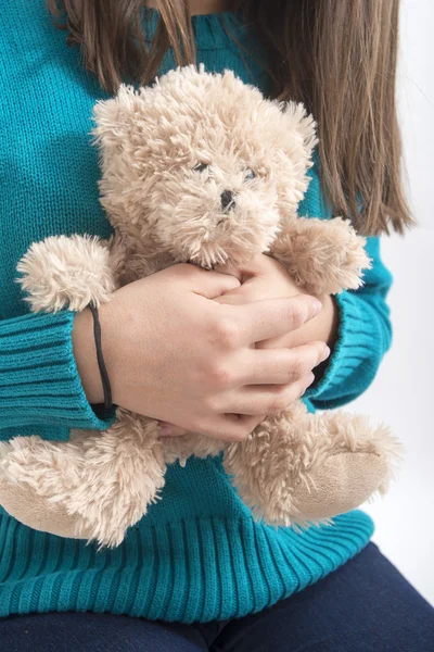 Menina segurando teddybear, close-up — Fotografia de Stock
