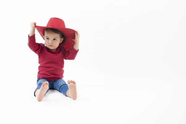 Petite fille avec chapeau de cow-boy rouge isolé sur blanc — Photo