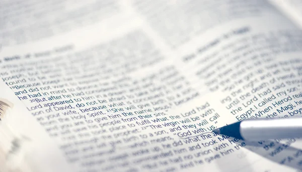 Detalhe close-up zoom Deus conosco escritura em versículo bíblico — Fotografia de Stock