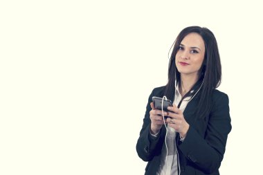 portre portre sevimli genç kadının üzerinde beyaz izole kulaklık kullanarak müzik keyfi