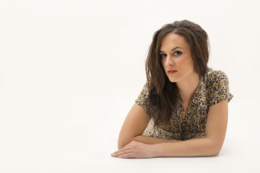 İzole karnı üzerinde uzanmış güzel bir Bayan portresi