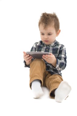 Küçük çocuk cep telefonuyla çizgi film izlerken