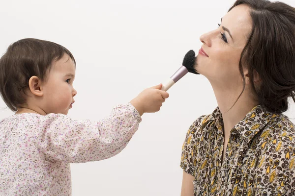 Malá dívka si hraje s její matky make-up — Stock fotografie