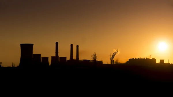 Solnedgång över över silhouette fabriken. ArcelorMittal Galati — Stockfoto