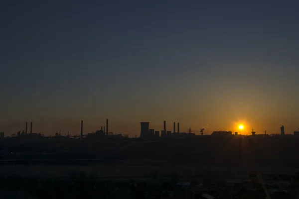 Solnedgång över över silhouette fabriken. ArcelorMittal Galati — Stockfoto