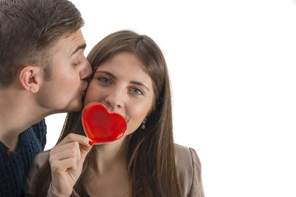 Jonge man zijn vrouw geïsoleerd kussen — Stockfoto