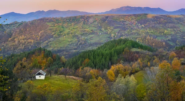 Schöne Herbstlandschaft und altes Haus — Stockfoto