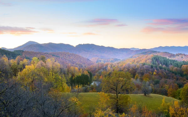 美丽的秋天风景和五颜六色的山 — 图库照片