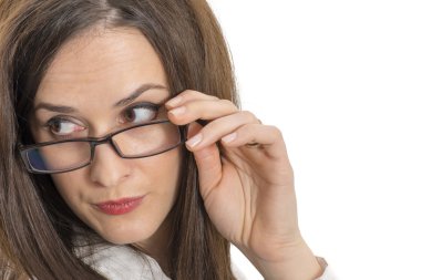 güzel bir genç kadın gözlük takan yakın çekim