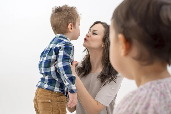 Uma mãe de lado amando seu filho e negligenciando sua filha — Fotografia de Stock