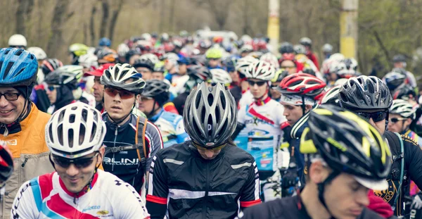 Garboavele, Galati, Rumänien, 4 April, oidentifierade cyklister under den årliga Garboavele Xc cykel racen den 4 April 2015 i Garboavele, Galati, Rumänien — Stockfoto
