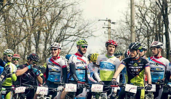 Garboavele, Galati, Romanya, 4 Nisan, 4 Nisan 2015 yılında Garboavele, Galati, Romanya yıllık Garboavele Xc döngüsü yarış sırasında kimliği belirsiz bisikletçiler — Stok fotoğraf