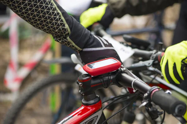 Dispositivo de GPS eletrônico moderno ligado ao guidão da bicicleta — Fotografia de Stock