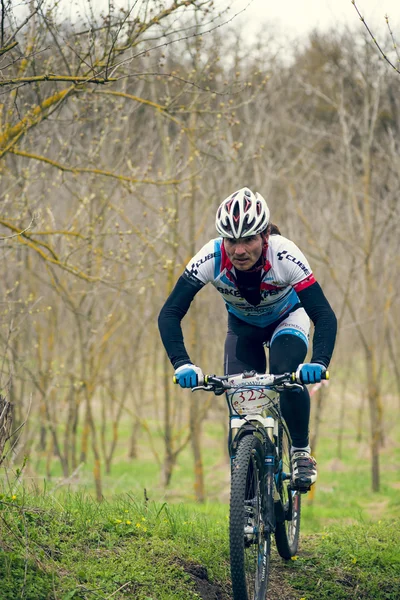 Garboavele, Galati, Roumanie, 4 avril, Cyclistes non identifiés lors de la course cycliste annuelle Garboavele XC le 4 avril 2015 à Garboavele, Galati, Roumanie — Photo