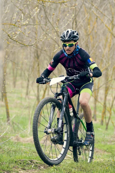 Garboavele, Galati, Roumanie, 4 avril, Cyclistes non identifiés lors de la course cycliste annuelle Garboavele XC le 4 avril 2015 à Garboavele, Galati, Roumanie — Photo