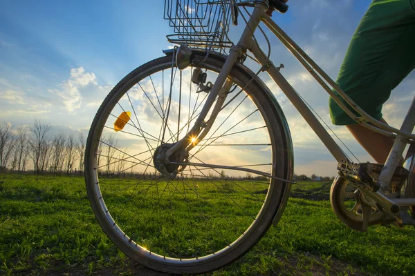 Farbiges Fahrrad bei sonnigem Tag, Fahrradserie — Stockfoto