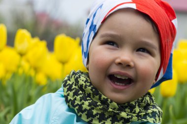 Lale arka planda bir güzel küçük kız portresi
