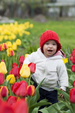 Çok güzel bebek kız Lale toplama