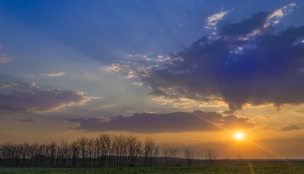 Beau coucher de soleil à la campagne — Photo