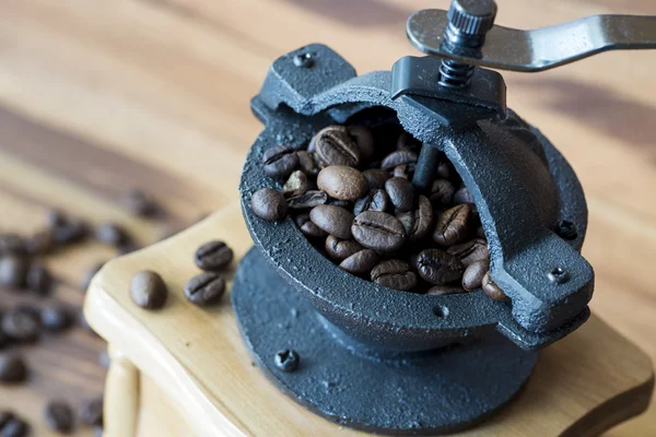 Molinillo de café y granos de café — Foto de Stock