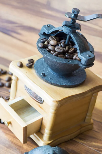 Molinillo de café y granos de café — Foto de Stock