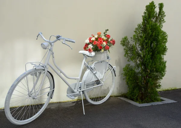 Bicicleta de señoras con flores decoración bicicleta al aire libre —  Fotos de Stock