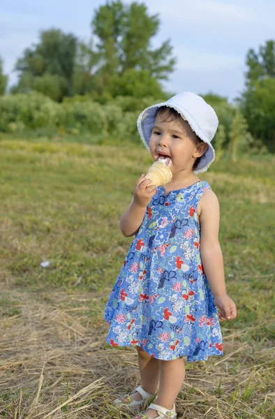 Το όμορφο κοριτσάκι τρώει παγωτό το καλοκαίρι. — Φωτογραφία Αρχείου