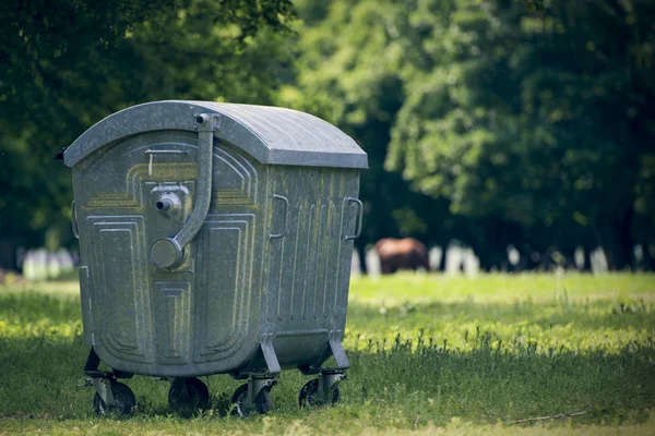 Green dumpster in forest for tourists — Stock Photo, Image