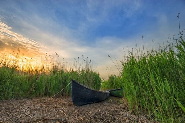 Velho barco de pescadores perto de um lago — Fotografia de Stock