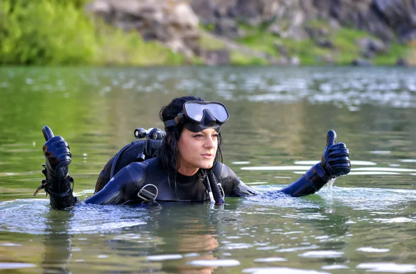 Schöne Frau Taucher macht ok Zeichen — Stockfoto