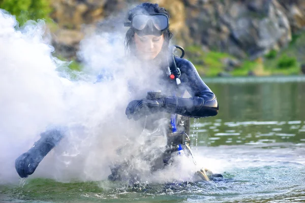 Woman diver cheking her gear. — Stock Photo, Image