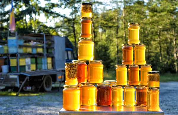 Homemade honey on the street market in Romanian mountains — Stock Photo, Image