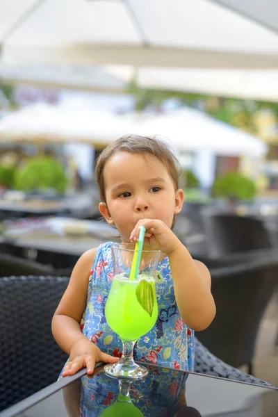 Κοριτσάκι πίνοντας λεμονάδα με δυόσμο που χρησιμοποιούν το άχυρο — Φωτογραφία Αρχείου