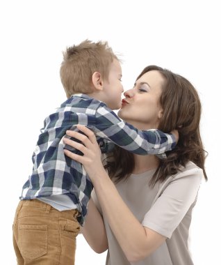 genç anne küçük çocukları öpüşme